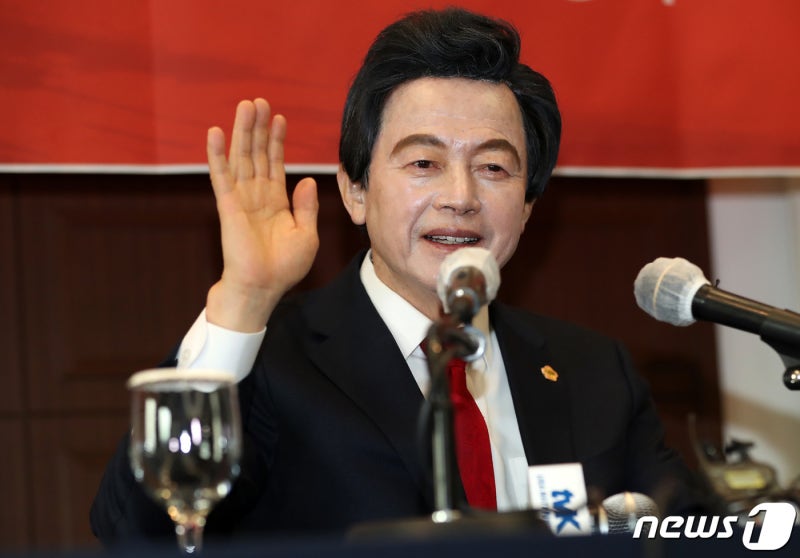 경찰, '신도 <b>성추행</b> 혐의' <b>허경영</b> 하늘궁·강연장 <b>압수수색</b>