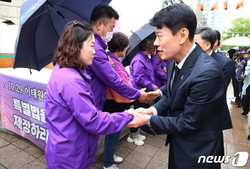 <b>이태원참사 유가족</b> 만난 <b>당선인</b>들