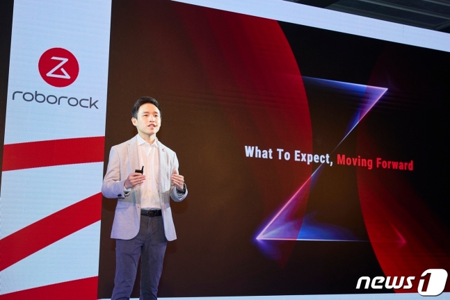 댄 챔(Dan Cham) 로보락 아시아태평양 총괄이 16일 열린 '로보락 S8 MaxV Ultra 론칭쇼'에서 발표하고 있다. (로보락 제공)