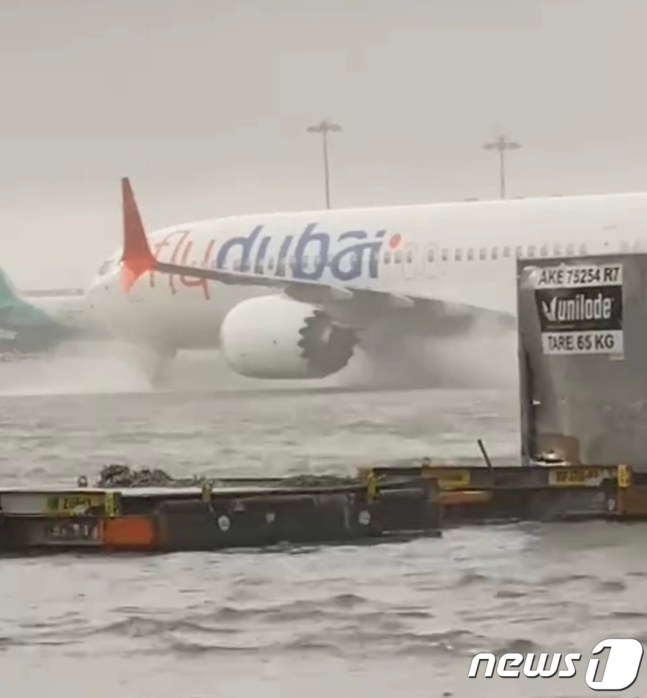 16일(현지시간) 물에 잠긴 두바이 공항에 항공기가 착륙하고 있다. ⓒ 뉴스1