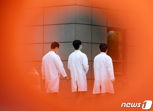 병원 남은 '참의사 명단'·'파견 공보의' 공개한 의사 6명 압수수색