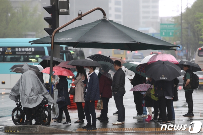 봄비가 내리는 16일 오전 서울 종로구 세종대로 사거리에서 출근길 시민들이 우산을 쓰고 있다. 2024.4.16/뉴스1 ⓒ News1 이광호 기자