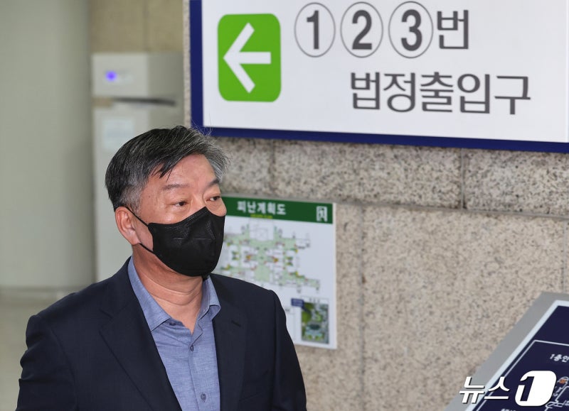 '경비함정 비리 의혹' 전 <b>해경청장</b> 영장 심사 80분만 종료(종합)