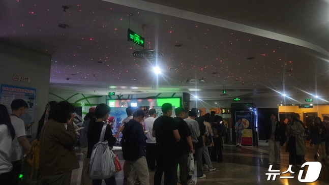 지난 20일 오후 8시 중국 하이뎬구에 위치한 한 영화관에서 중국인 관람객들이 영화 파묘를 보기 위해 긴 줄을 서있다.  ⓒ정은지 특파원