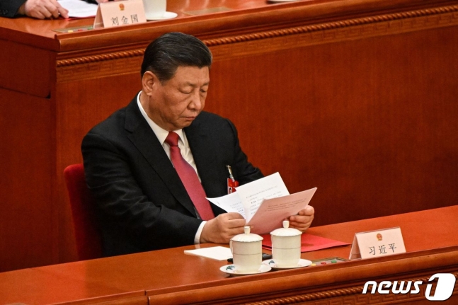 시진핑 중국 국가주석이 11일 (현지시간) 베이징 인민대회당에서 열린 전국인민대표대회(전인대) 폐막식서 보고서를 읽고 있다. 2024. 3. 12 ⓒ AFP=뉴스1 ⓒ News1 우동명 기자