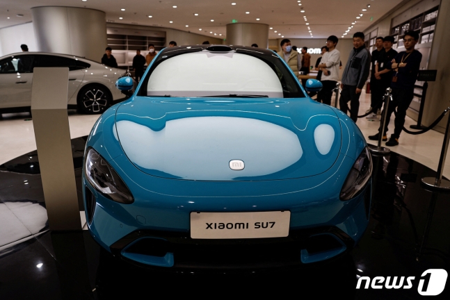 중국 전자기업 샤오미의 첫 번째 전기차 SU7이 중국 베이징 쇼룸에 전시돼 있다. ⓒ 로이터=뉴스1 ⓒ News1 정지윤