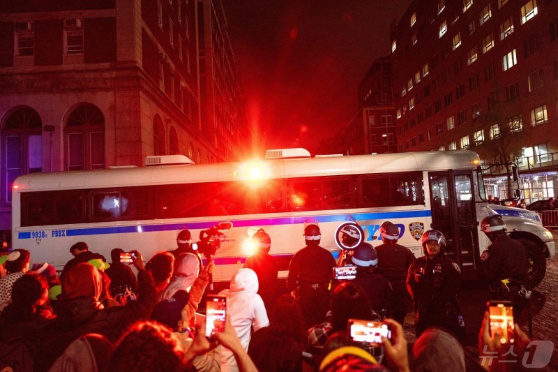 뉴욕경찰, <b>컬럼비아대</b> 점거 반전 <b>시위대</b> 100여명 연행(종합)