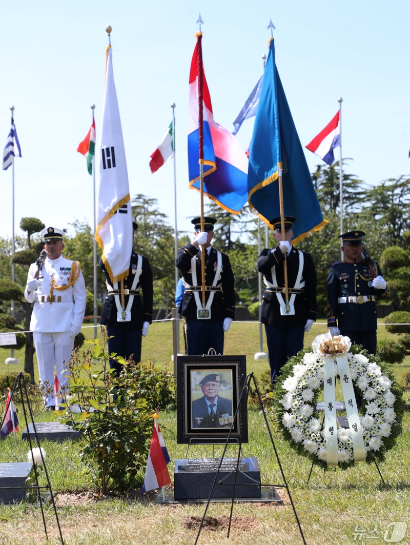부산에 잠든 6·<b>25전쟁 네덜란드 참전용사</b>