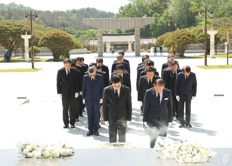 광주 간 <b>김동연</b> "5·18정신으로 대한민국 대전환 이룰 것"