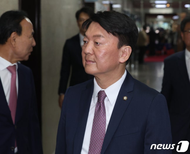 Ahn Cheol-soo, a member of the People Power Party, attending a meeting for lawmakers who have been elected for four or more terms at the National Assembly in Yeouido, Seoul on the 15th. 2024.4.15/News1 ⓒ News1 Reporter Song Won-young