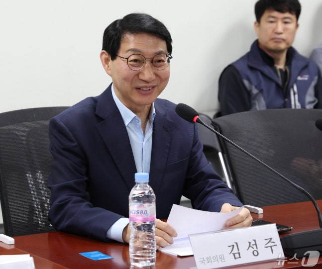 Kim Sung-joo, a member of the Democratic Party, speaking at a press conference analyzing detailed results of the 2024 pension reform discussion hosted by the Movement for Strengthening Public Pensions on the 1st at the National Assembly Members' Office Building in Yeouido, Seoul. 2024.5.1/News1 ⓒ News1