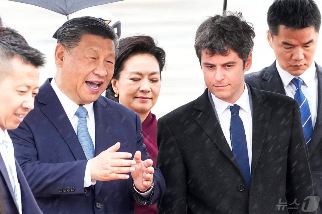 시진핑 중국 국가주석이 5일(현지시간) 파리 오를리 공항에 도착해 가브리엘 아탈 프랑스 총리의 영접을 받고 있다. ⓒ AFP=뉴스1 ⓒ News1 정은지 특파원
