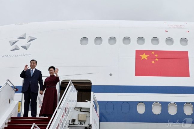 시진핑 중국 국가주석이 5일(현지시간) 펑리위안 여사와 함께 파리 오를리 공항에 도착했다. ⓒ AFP=뉴스1 ⓒ News1 정은지 특파원