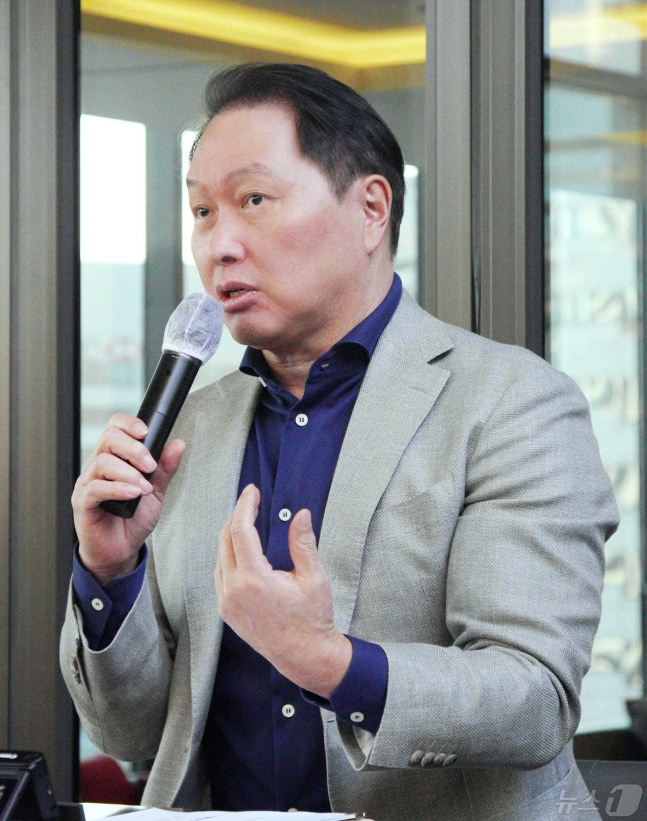 Chairman Choi Tae-won of the Korean Chamber of Commerce and Industry answering questions at a meeting with the Korean Chamber of Commerce and Industry reporters at a hotel in Jung-gu, Seoul on the 2nd. (Provided by the Korean Chamber of Commerce and Industry)