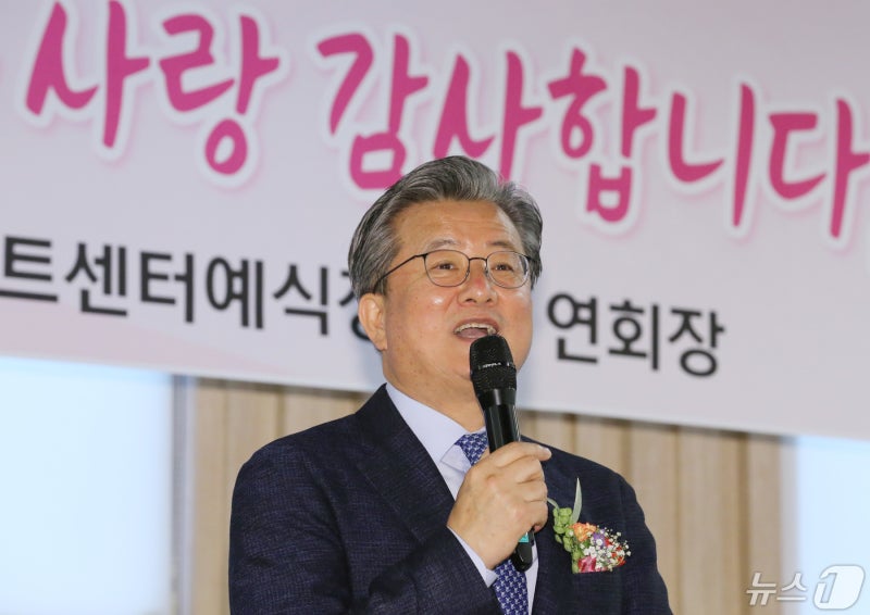 <b>어버이날</b> 기념행사 참석한 정용래 유성구청장