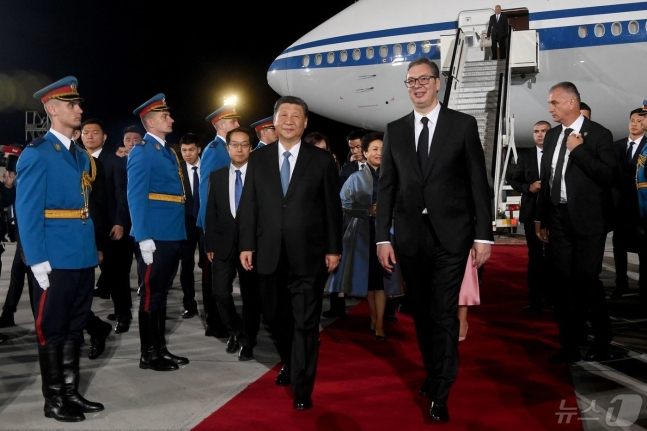 시진핑 중국 국가주석이 7일(현지시간) 세르비아 베오그라드 공항에 도착해 마중을 나온 알렉산다르 부치치 세르비아 대통령과 환영식에 참석하고 있다. ⓒ AFP=뉴스1 ⓒ News1 정은지 특파원
