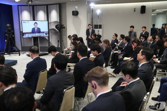 On the 9th, reporters are watching President Yoon Suk-yeol's national message broadcast live through monitors before the press conference on the occasion of the 2nd anniversary of his inauguration in the briefing room of the presidential office in Yongsan. May 9, 2024/News1 ⓒ News1 Oh Dae-il