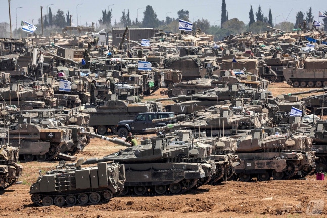 Israeli armored units, including tanks and armored vehicles, gathered in the southern Gaza border area on the 9th, appearing to wait for the order to attack Rafah. Israel's main battle tank, the Merkava, known for its exceptional protection capabilities, is evaluated as one of the best tanks in the world.