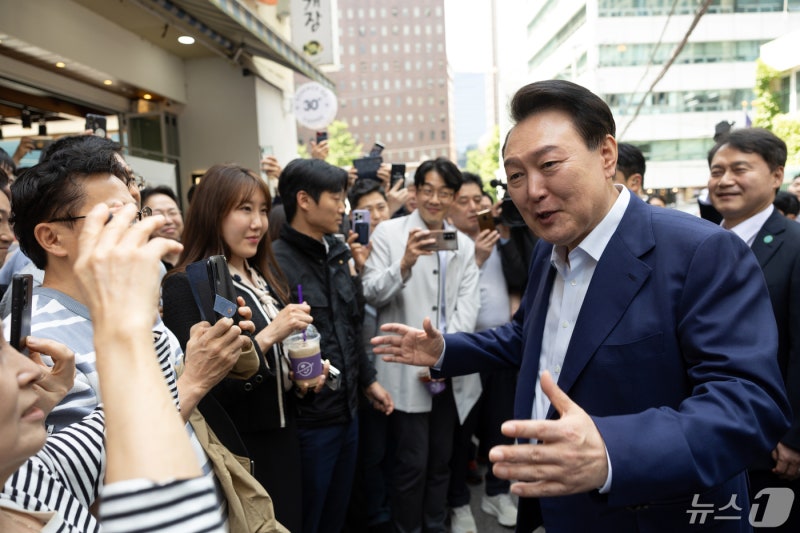쇄신·소통 '숙제' 끝낸 윤 <b>대통령</b>…'민생 현장' 광폭행보