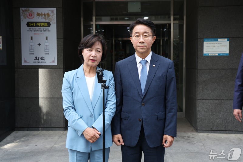 <b>국회의장</b> '명심' 교통정리?…정성호·조정식 사퇴, '<b>추미애</b> vs <b>우원식</b>'(종합)
