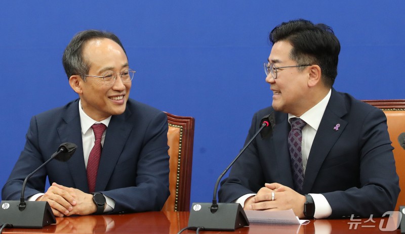 <b>박찬대</b> "25만원 지급·채상병특검 처리 기대" <b>추경호</b> "훅 들어오시네"