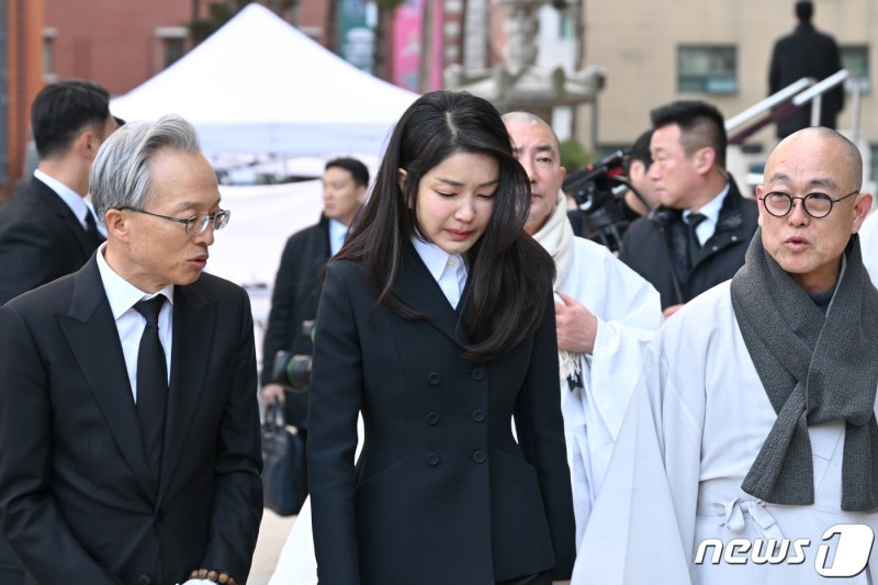 [단독]"총선 끝나고 명품 <b>쇼핑</b>"…김건희 여사 게시 글 수사 착수