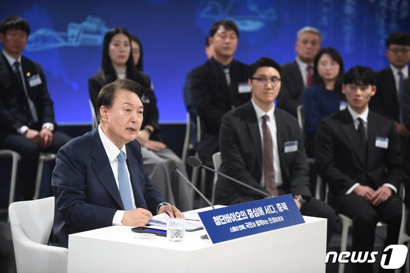 尹 '민생토론 시즌2' 첫 일성 "<b>노동약자</b> 보호"…법 <b>제정</b> 추진