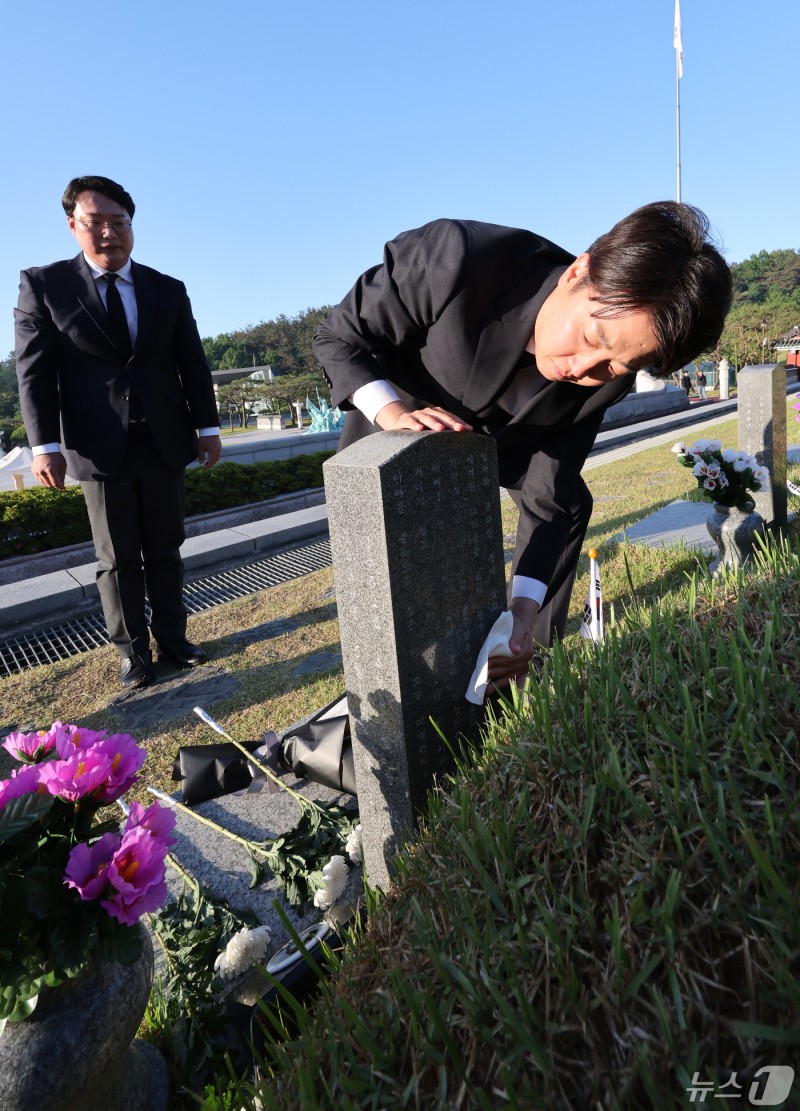 5·<b>18민주묘지</b> 찾은 <b>이준석 대표</b>