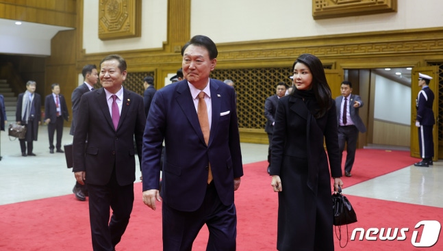 President Yoon Suk-yeol and First Lady Kim Gun-hee return to Korea through Gimpo International Airport in Gyeonggi Province on the morning of the 15th after completing a 3-night, 5-day state visit to the Netherlands. Minister of the Interior and Safety Lee Sang-min is on the left. (Provided by the Presidential Office) 2023.12.15/News1 © News1 