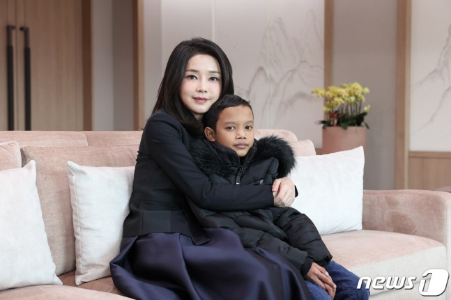 First Lady Kim Gun-hee reunites with Cambodian boy Ok Lota (14) at the Yongsan Presidential Office on the 31st, embracing him. Last November, Kim Gun-hee visited Cambodia, where she met Ok Lota, who was suffering from heart disease. This led to the gathering of generous donations, allowing Lota to receive surgery in Korea and regain his health.