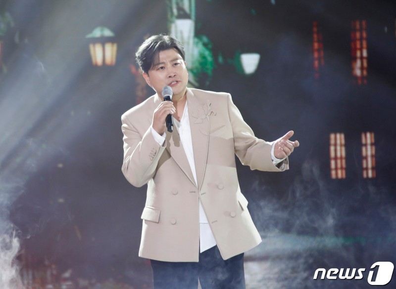 '이 와중에?' 김호중 팬클럽 <b>기부</b>금 쾌척…"물타기냐" 누리꾼 부글부글