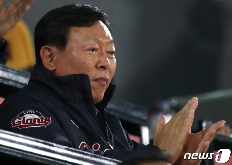 <b>신동빈 회장</b>, 잠실구장 '깜짝 방문'…<b>롯데</b>-두산전 관람