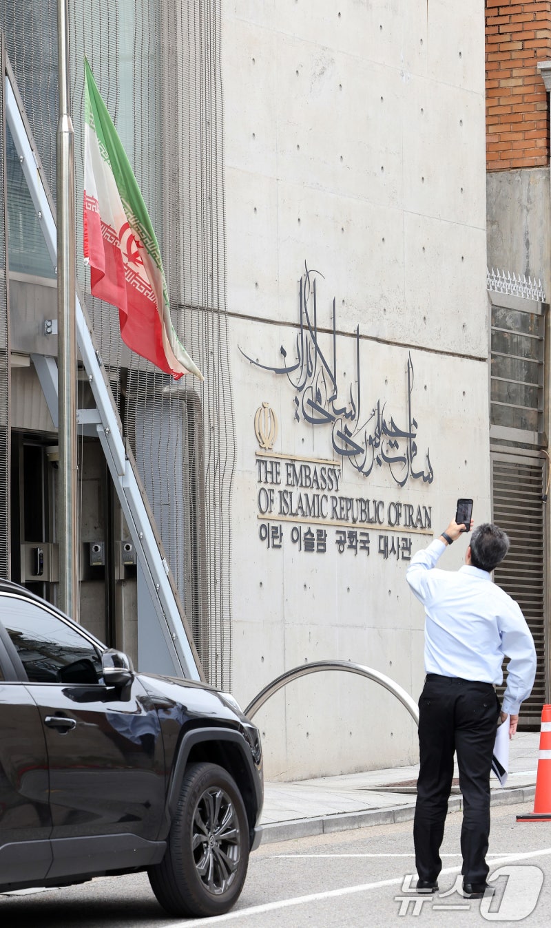 <b>이란</b> <b>대통령</b> 헬기 추락 사고…<b>이란대사관</b> '<b>조기</b> 게양'