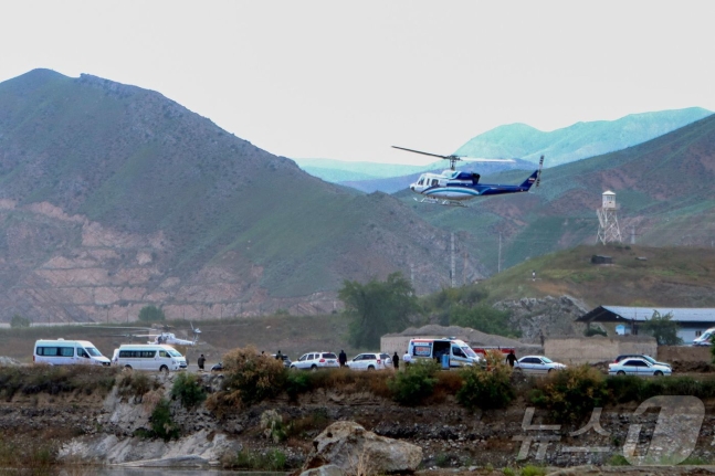19일(현지시간) 에브라힘 라이시 이란 대통령이 탑승한 헬기가 동아제르바이잔 주에서 열린 아라스 강의 기즈 갈라시 댐 준공식에 참석을 한 뒤 이륙을 하고 있다. 라이시 대통령은 이날 귀환 중 헬기 추락 사고로 실종됐