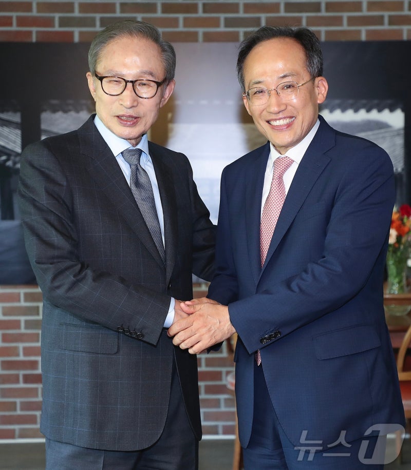 <b>이명박</b> 전 <b>대통령</b> 예방한 <b>추경호</b>