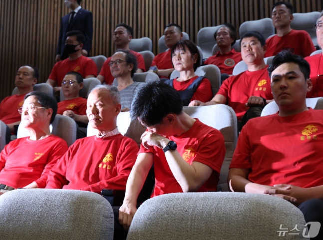 Members of the Marine Corps Reserve Association watch the passage of the 'Cha Sang-bum Special Investigation Act' (a bill on the appointment of a special prosecutor to clarify the truth about the obstruction of investigation and concealing of incidents by corrupt officials) at the 1st plenary session of the 414th National Assembly (Extraordinary Session) on the 2nd. 2024.5.2/News1 ⓒ News1 Photo by Song Wonyoung