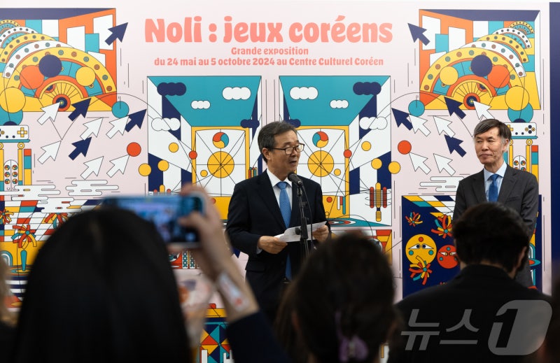 <b>주불한국문화원</b> ‘<b>한국의</b> 놀이’ 특별전… 축사하는 최재철 대사