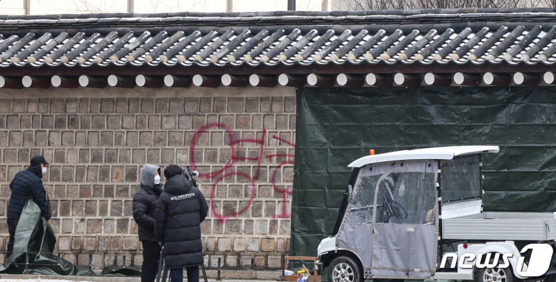 <b>경복궁</b> 낙서 배후 '<b>이팀장</b>' 5개월 만에 <b>검거</b>…구속영장 신청 예정