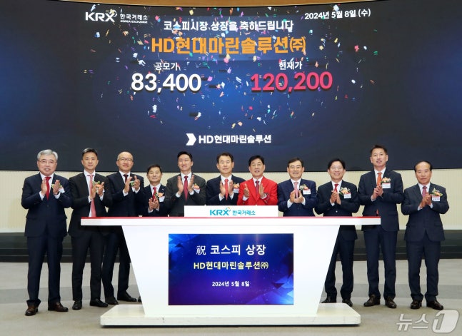 8일 오전 서울 영등포구 한국거래소에서 열린 'HD현대마린솔루션 코스피 상장기념식'에서 채남기 한국IR협의회 회장(왼쪽부터), 이경인 UBS증권 부회장, 박태진 JP모건증권 한국 회장, 양태영 한국거래소 유가증권시장