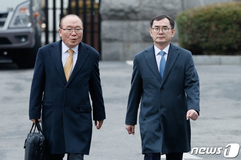 헌재, 안동완 <b>검사 탄핵 기각</b>…252일 만에 업무 복귀 (2보)