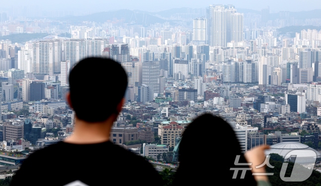 An apartment complex and residential area in downtown Seoul seen from Namsan in the afternoon on the 20th. 2024.5.20/News1 ⓒ News1 Reporter Jang Soo-young