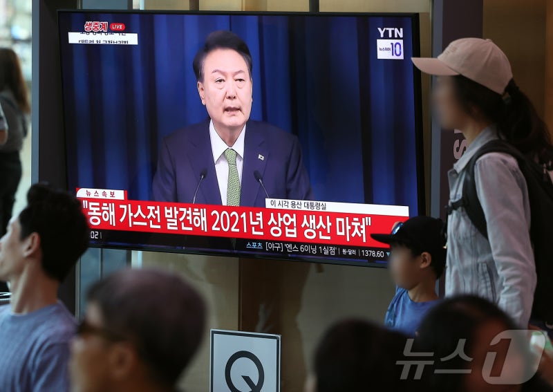 尹 "동해에 140억 배럴 <b>석유</b>·가스 <b>가능성</b>…내년 상반기 중 결과"(종합)
