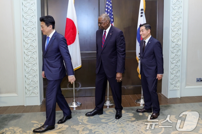 신원식 국방부 장관이 2일 싱가포르 샹그릴라 호텔에서 열린 제21차 아시아안보회의(샹그릴라 대화) 계기 한미일 국방장관 다자회담에 앞서 로이드 오스틴 미 국방장관, 기하라 미노루 일본 방위상과 기념촬영을 마치고 함께