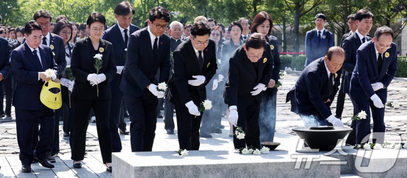 여야, 69회 <b>현충일</b> 맞아 호국 행보…대표들 추념식 참석