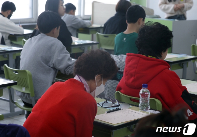 6日，候選人在2024年的第一屆小學畢業考試考試中等待考試。（數據照片）。2024.4.6/news1ⓒ新聞1公園榮格 -