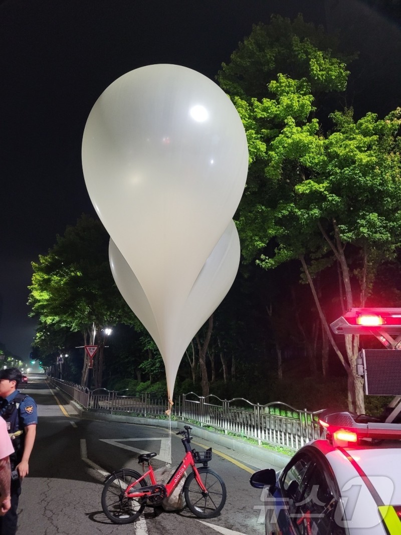 고양·파주서 <b>북한</b> 오물<b>풍선</b> 잇따라 발견…수거·분석중