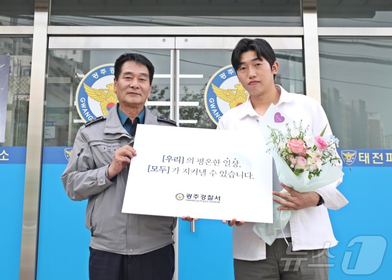 "몸이 먼저 반응"…<b>비탈길</b> 내려가는 <b>트럭</b> 온몸으로 세운 이희성씨