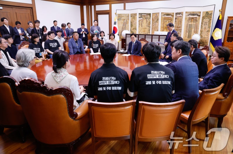 야당 의원들과 함께 <b>전세사기</b> 피해자 면담하는 <b>우원식</b> <b>의장</b>