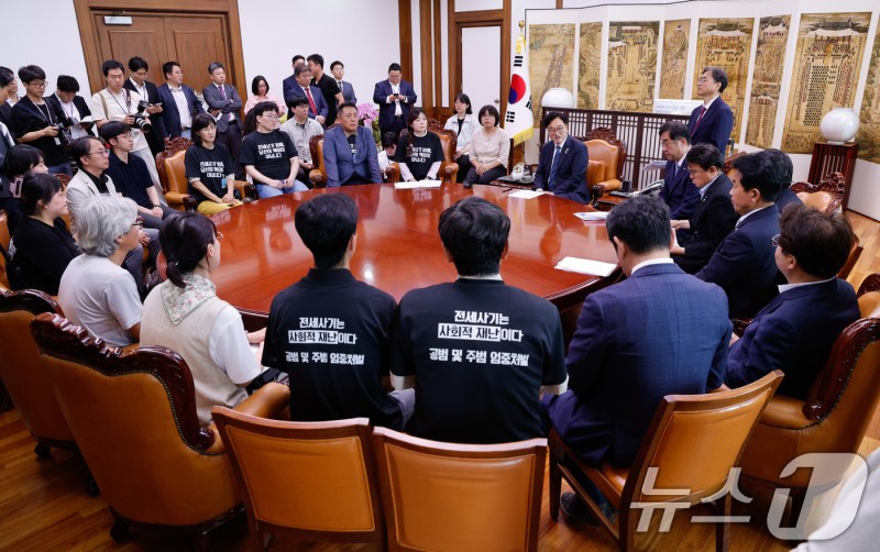 <b>전세사기</b> 피해자 면담하는 <b>우원식</b> 국회<b>의장</b>