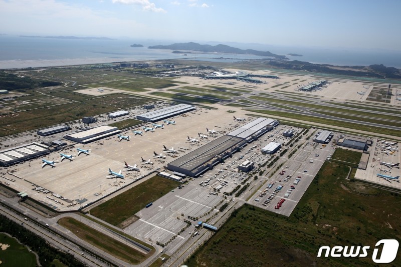<b>인천공항</b> 1활주로 운영 중단…<b>화물기</b> 회항하다 <b>타이어</b> 펑크